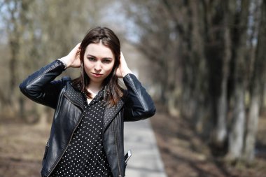 Bahar şehrin içinden bir yürüyüşte kız