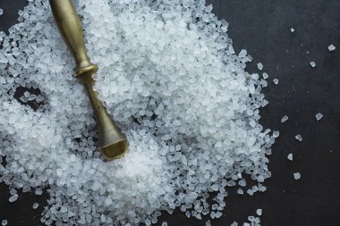 Büyük deniz tuzu. Baharat. Havan ve tokmak öğütmek için.