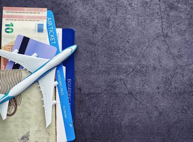 Uçak bileti ve uçuş için pasaport. Seyahat konsepti. Bilet