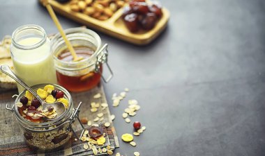 Sağlıklı kahvaltı. Süt lügatli tahıllardan Müsli.