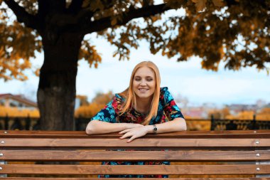 Bir şemsiye ile sokakta kız