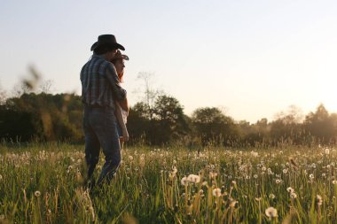 Hoş bir çift tarafından kırsal bir yolda