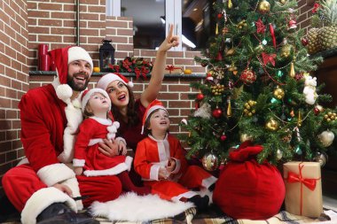 İkizler çiftle Noel Baba