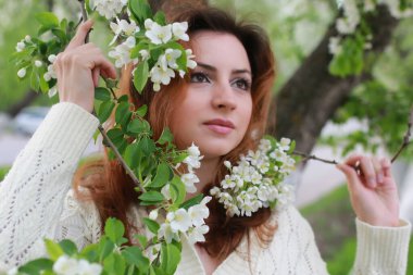 Elma çiçekli kadınlar