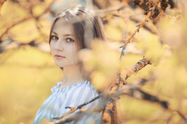 Bir yürüyüş ve sonbaharında genç kız 