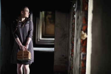 Eski Kitaplar eski evinde bir kızla