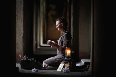 Eski Kitaplar eski evinde bir kızla