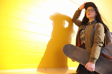 Genç hippi kız bir kaykay sürme. Kızlar kız f