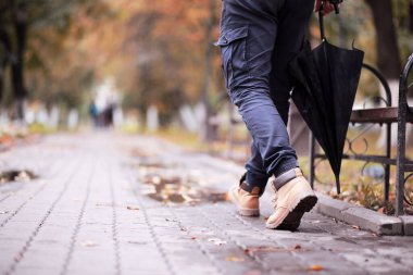 Ekim ayında sonbahar yağmurlu park