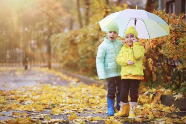 Çocuk sonbahar Park walk