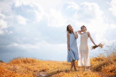 Elbiseler sonbahar alanında iki kız