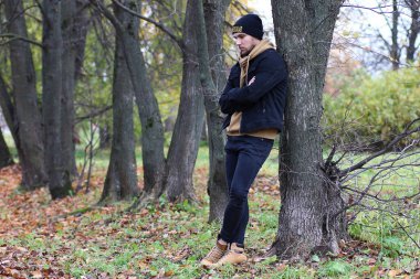 Genç adam bir sonbaharda sakal.