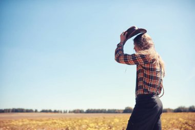 Sonbahar yağmurlu hava ve bir şemsiye ile genç bir adam
