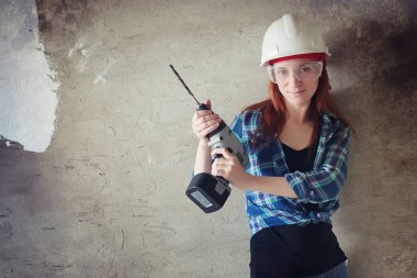 Kızıl saçlı kız bir elektro gitar ile. Rock müzisyen GIR