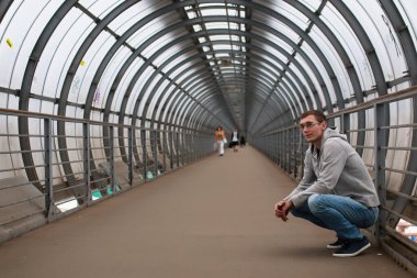 Kapüşonlu hip-hop giyen genç bir adam.