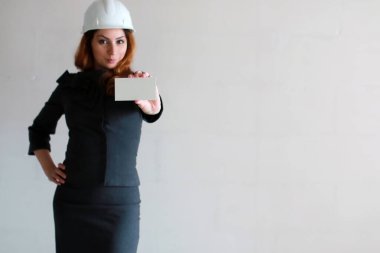 kadın elinde tutmak inşaat si içinde boş bir sayfa ile