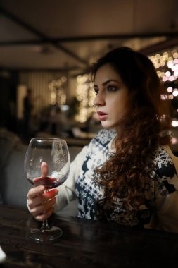 Akşam geri kalan bir kafede kız 