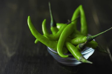 Acı yeşil biber. Siyah Şili biberi..
