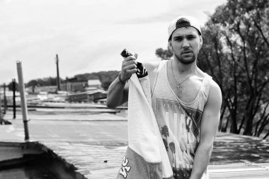 sakallı bir genç adam