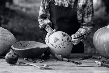 Kafası kabaktan oyulmuş.