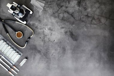 Aşılama. Tek kullanımlık şırıngalar ve V ile test tüpleri.