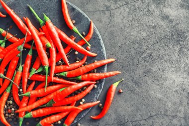 Acı kırmızı biber. Siyah üzerine Şili biberi.