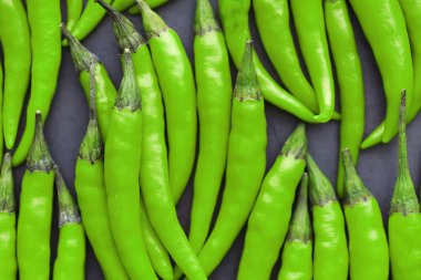 Acı yeşil biber. Siyah Şili biberi..