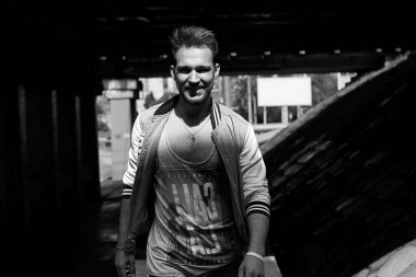 sakallı bir genç adam