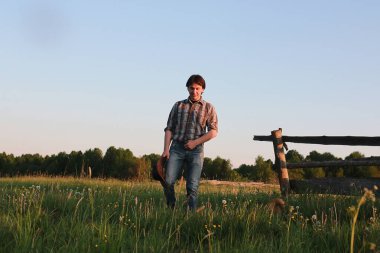 Hoş bir çift tarafından kırsal bir yolda