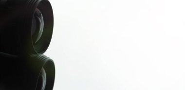 Tartışma öncesi sahnede mikrofon..