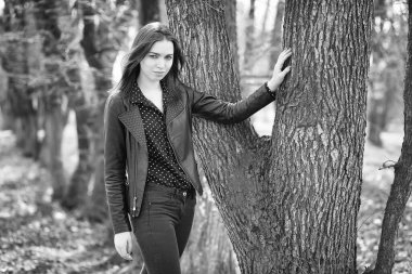 Bahar şehrin içinden bir yürüyüşte kız