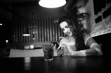 Kız bir yemekte bir kafede