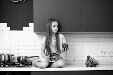 Mutfaktaki küçük kız siyah beyaz