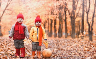 Çocuklar doğada yürüyüş mesafesindedir. Alacakaranlık çocuklar dolanıyorsun