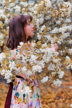 sonbahar Park tarihte genç Çift