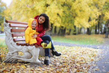 Bir çocuk dışında bir yürüyüş için yağmurluk