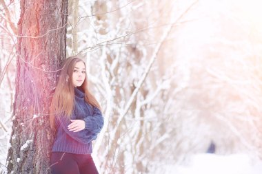 Genç bir kız bir kış parkta bir yürüyüş. Noel tatili t