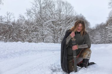 Defender'ı posta zırh genç savaşçı