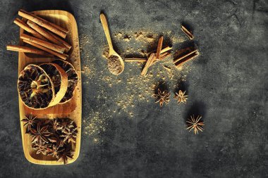 Yemek pişirmek için baharatlar. Tarçın ve anason. Baharatlar için Pestle.