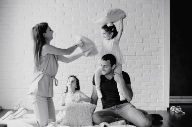 Kızları olan genç bir aile 