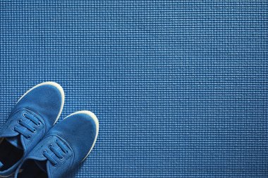 Yerde yoga pratiği yapmak için. Sağlıklı yaşam tarzı.