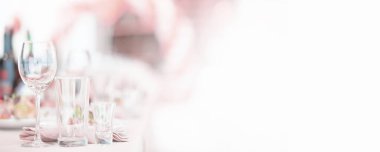 Restorandaki masada bardaklar. Tablo ayarı.