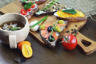 Karışık sandviç farklı dolguları ile mantar balık ve 