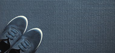 Yerde yoga pratiği yapmak için. Sağlıklı yaşam tarzı.