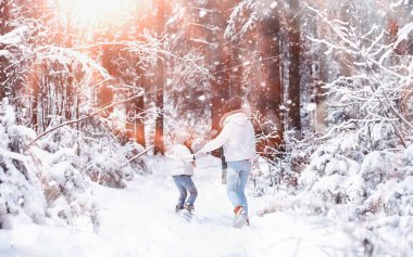 Genç bir aile yürüyüşe çıktı. Anne ve kızı şarapla yürüyorlar.