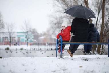 Kış parkında çocuklar oyun oynuyor