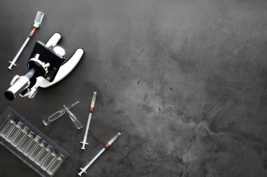 Aşılama. Tek kullanımlık şırıngalar ve V ile test tüpleri.