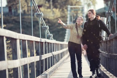 Bir sırt çantası ile yürüyerek seyahat