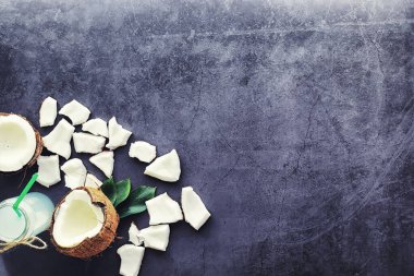 Koyu renkli bir masada hindistan cevizi. Hindistan cevizi yağı..