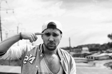 sakallı bir genç adam